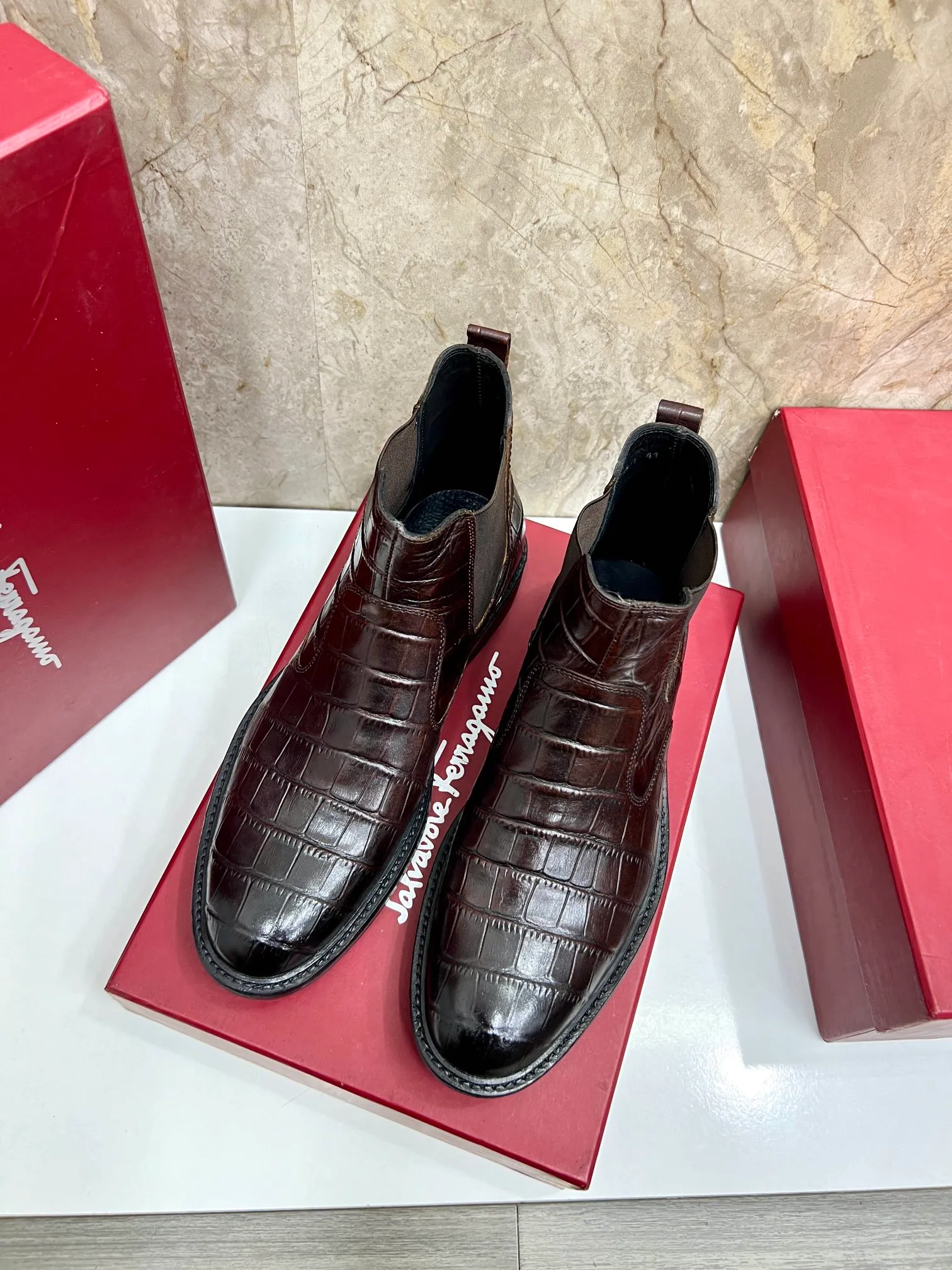 Original order quality: Men's shoes 💰700 Brand: Ferragamo (Ferragamo) One size larger: Men's size 38-44 (45 customized) Grade: Same style as the official website High-end men's shoes Material: Original cowhide, cowhide lining, original outsole Style category: Chelsea men's boots Fashion trend Color: Actual picture